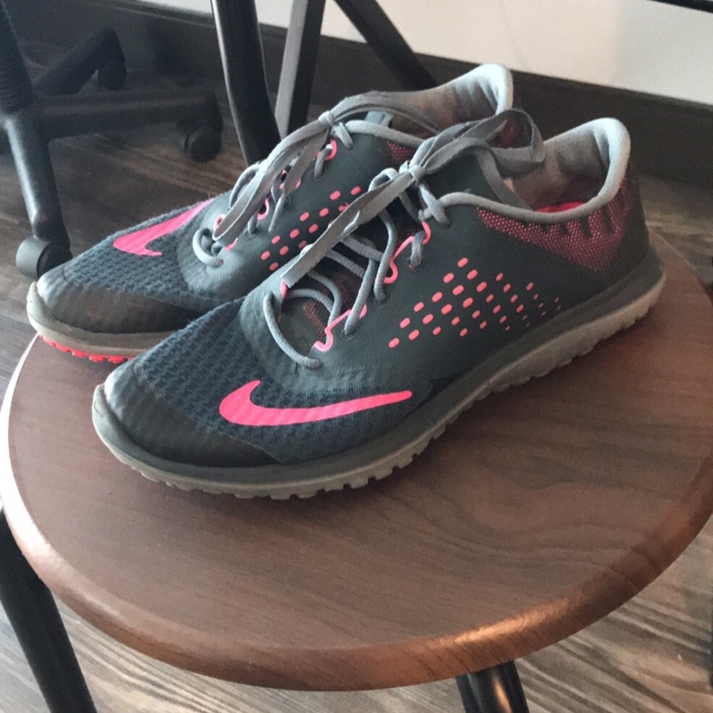 Women’s Nike tennis shoes